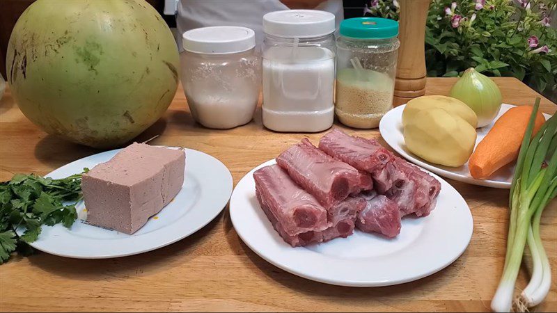 Ingredients for the dish of ribs cooked with pate and ribs cooked with pate sausage