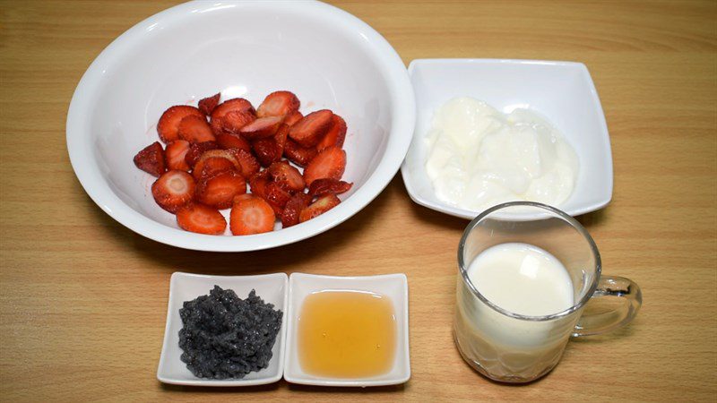 Ingredients for the dish 7 strawberry smoothies