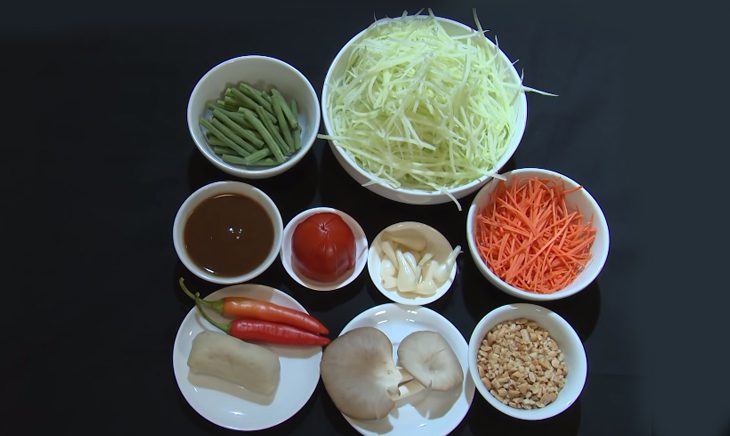 Ingredients for vegetarian papaya salad, vegetarian Thai papaya salad