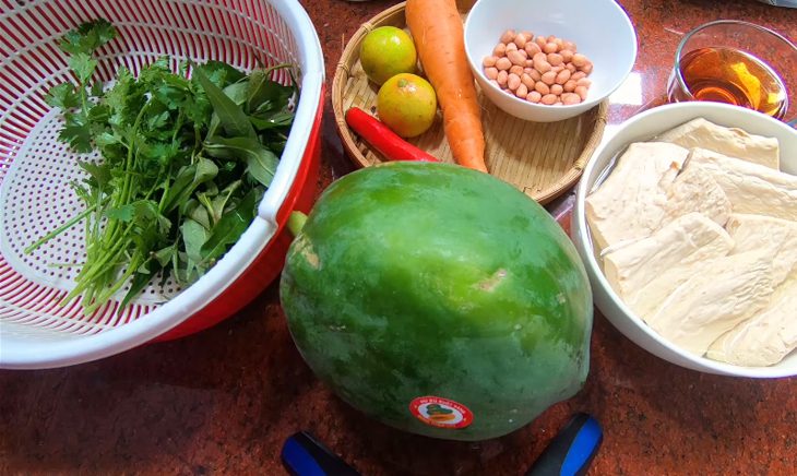 Ingredients for vegetarian papaya salad, shredded vegetarian papaya salad