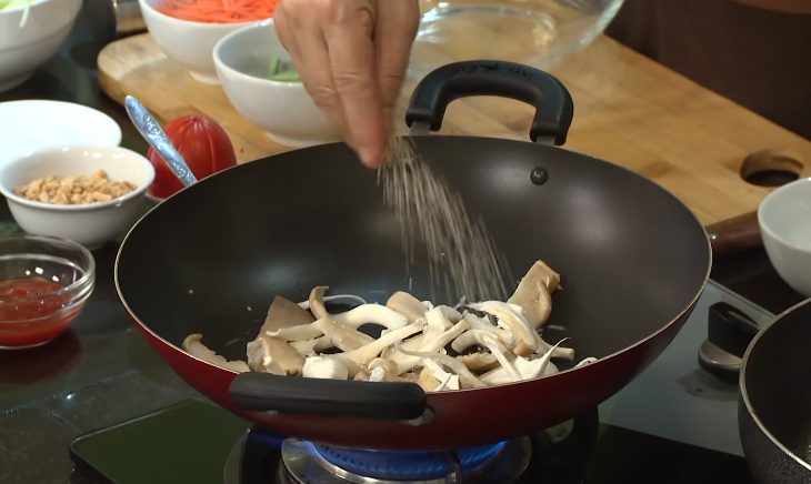 Step 3 Fry and roast the mushrooms for Thai papaya salad