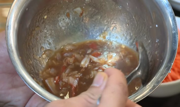 Step 4 Prepare the dressing for Thai papaya salad