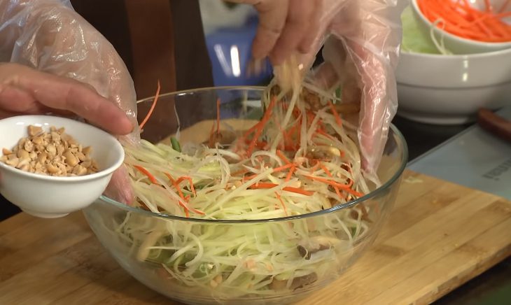 Step 5 Mixing the salad Thai vegetarian papaya salad