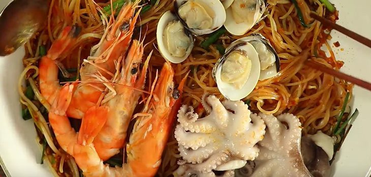 Step 3 Stir-fried rice noodles Seafood stir-fried rice noodles