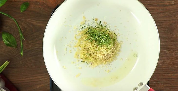 Step 3 Stir-fried rice noodles Seafood stir-fried rice noodles