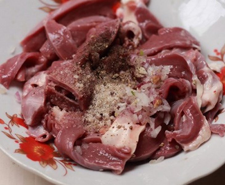 Step 2 Preparing pig heart and liver Stir-fried noodle with pig heart and liver