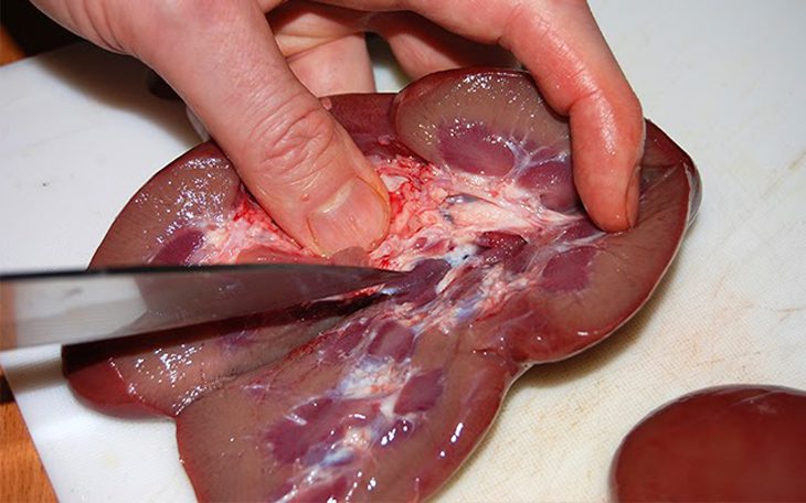 Step 2 Preparing pig heart and liver Stir-fried noodle with pig heart and liver