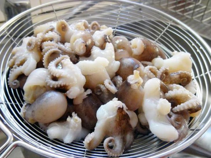 Step 1 Prepare seafood for Seafood Stir-Fried Hủ Tiếu