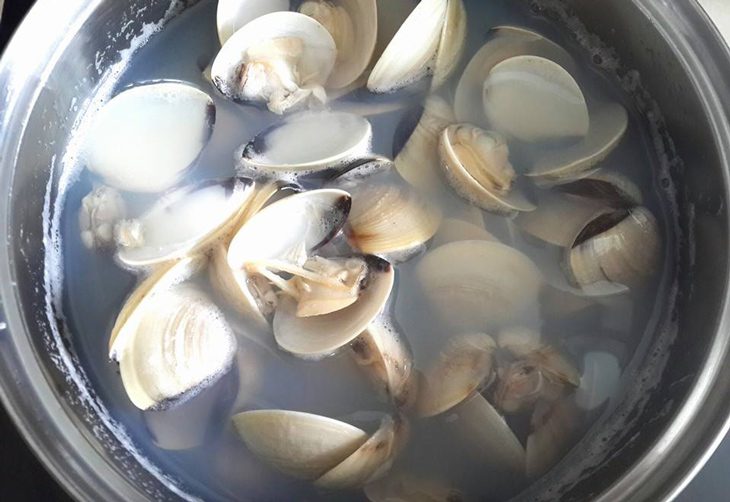 Step 1 Prepare seafood for Seafood Stir-Fried Hủ Tiếu