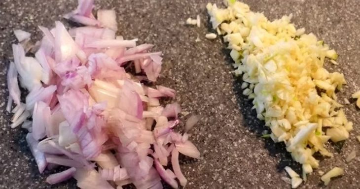 Step 2 Preparation of vegetables Seafood stir-fried noodles