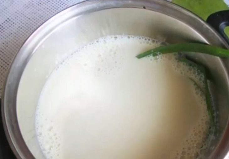 Step 2 Cooking walnut and almond milk Traditional walnut and almond milk