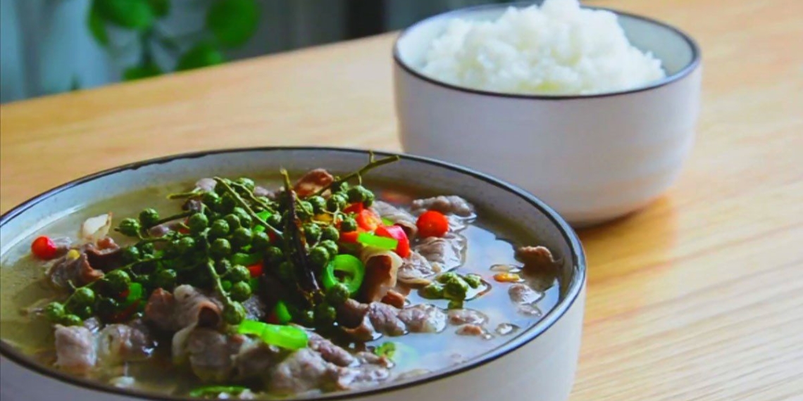 2 ways to cook beef soup with delicious herbs and spices 04176