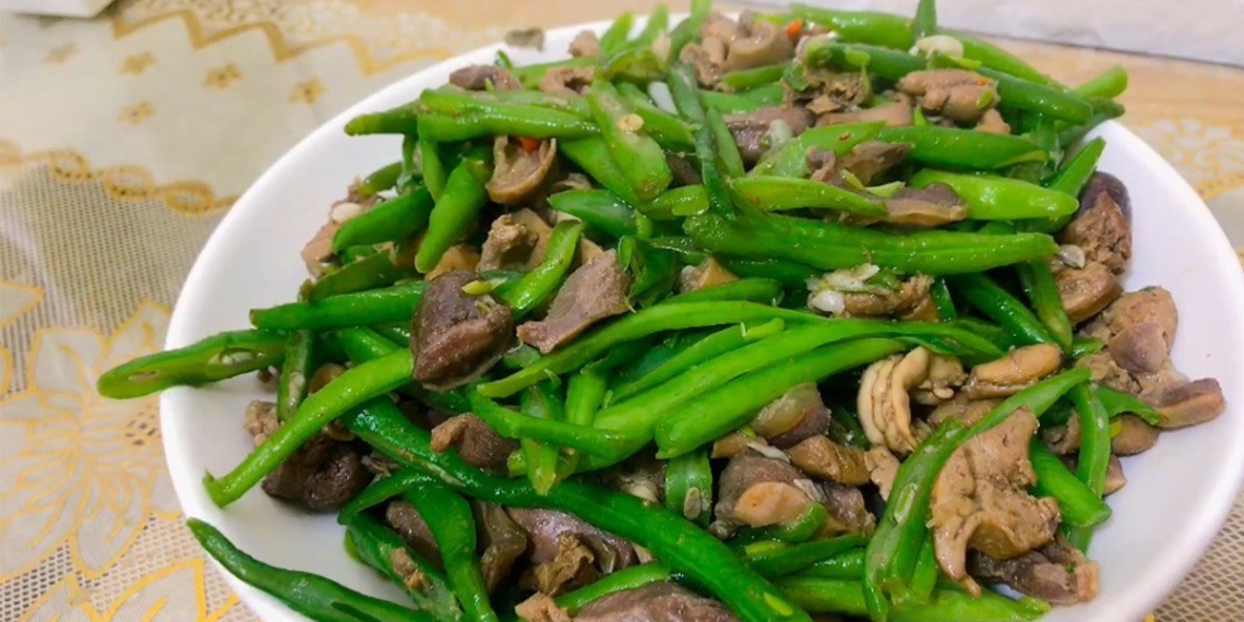 2 ways to make chicken stir fried with scented coriander and chicken stir fried with chili sauce delicious 04641