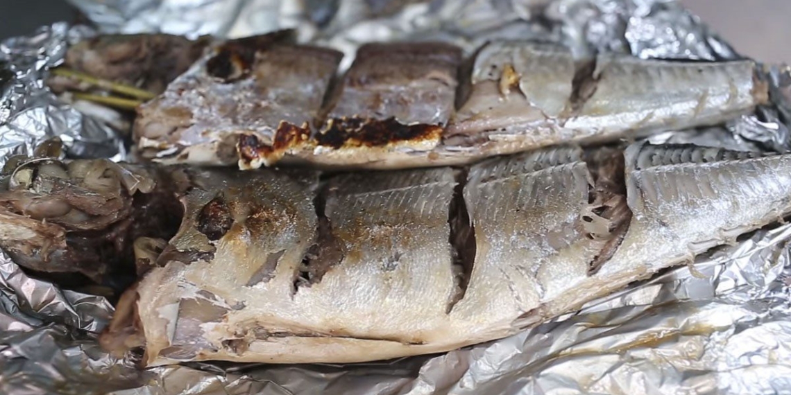 2 ways to make grilled fresh fish with bamboo paper and grilled onion delicious 06167