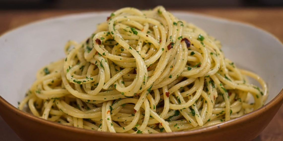 2 ways to make italian noodles with garlic oil simple 06542