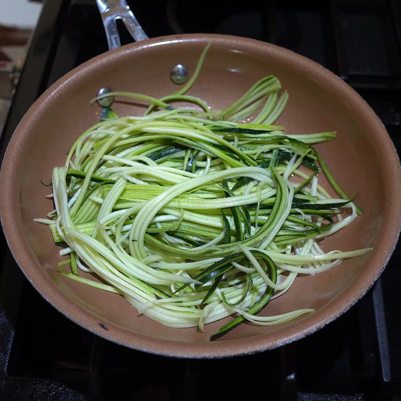 Step 2 Stir-fry the ingredients for Zucchini Beef Mushroom Spaghetti