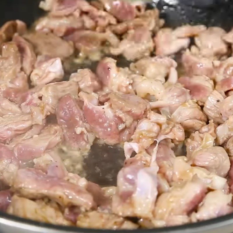 Step 3 Stir-fry the meat Stir-fried pork with starfruit and bell peppers