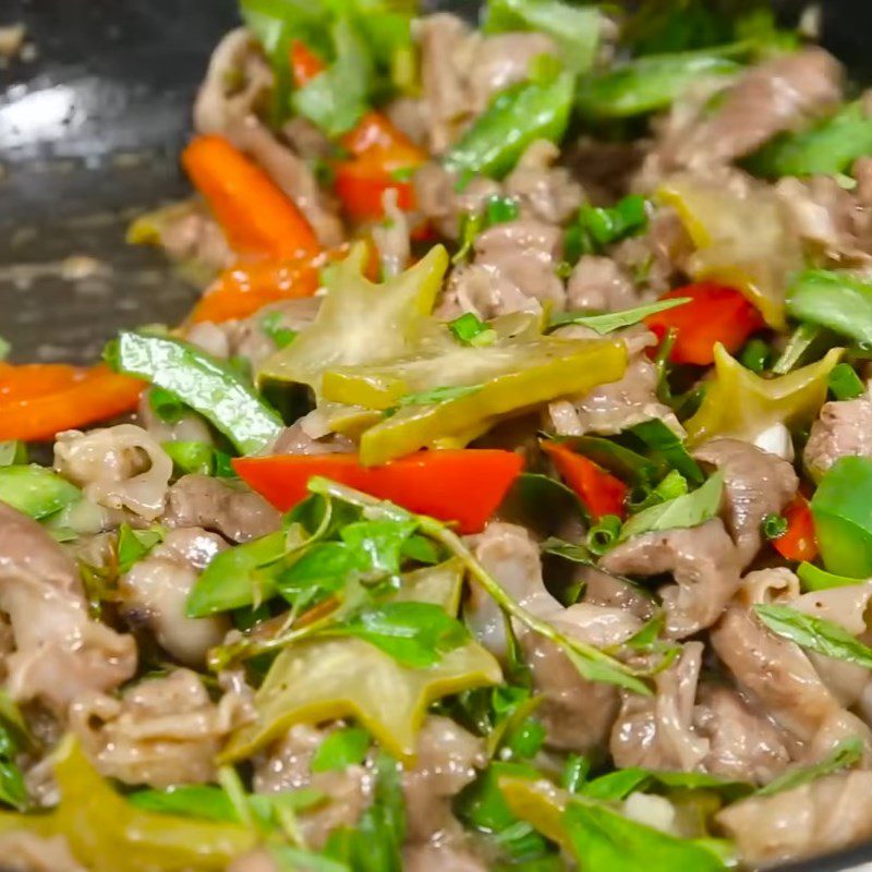 Step 3 Stir-fry meat Stir-fried pork with starfruit and bell peppers