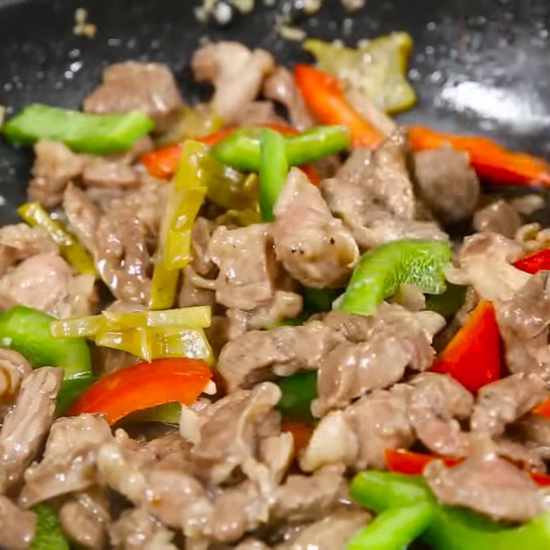 Step 3 Stir-fry meat Stir-fried pork with starfruit and bell peppers