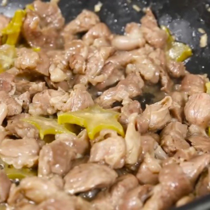 Step 3 Stir-fry meat Stir-fried pork with starfruit and bell peppers
