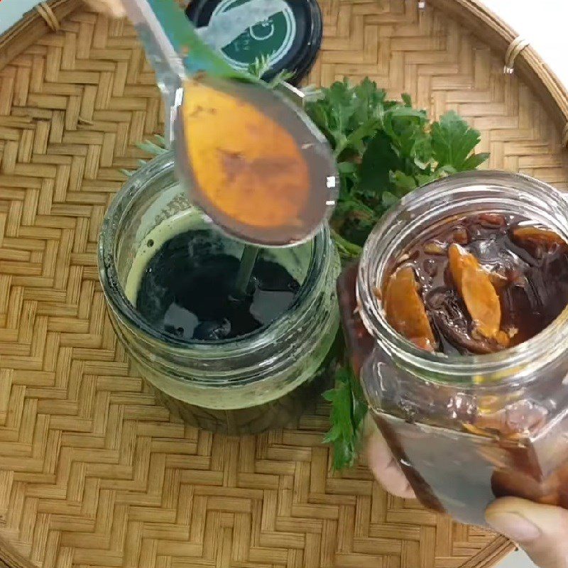 Step 3 Mix honey with the wormwood juice Wormwood Juice