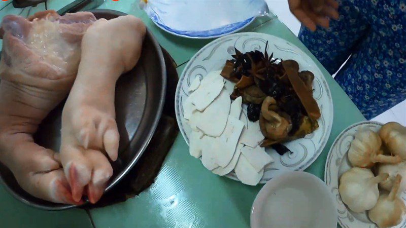 Ingredients for braised pork hocks with herbal spices