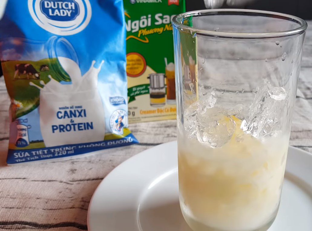 Step 1 Put milk into the glass for Traditional Bạc xỉu