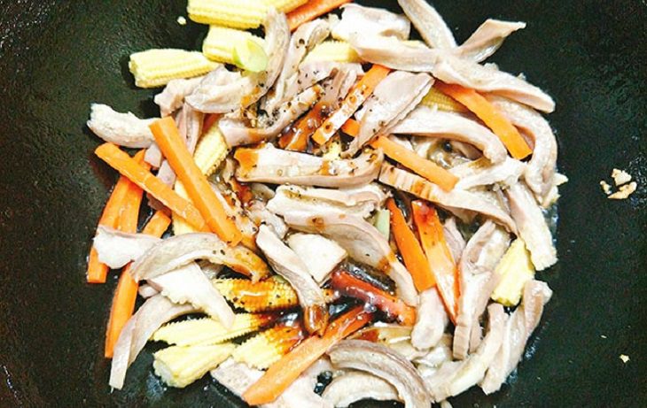 Step 3 Stir-frying and finishing Mixed stir-fried pig's stomach