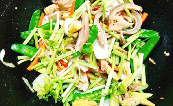 Step 3 Stir-frying and finishing Mixed stir-fried pig's stomach