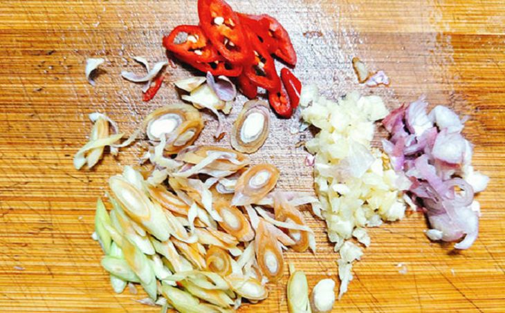 Step 2 Prepare other ingredients Pig stomach stir-fried with lemongrass and chili
