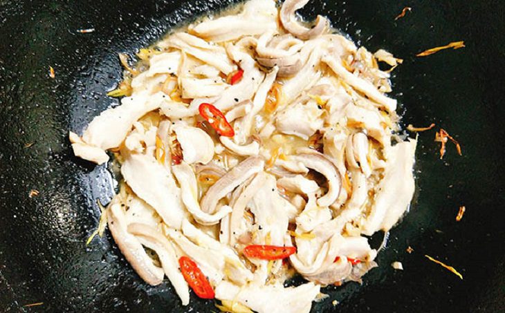 Step 3 Stir-fry and complete Pig stomach stir-fried with lemongrass and chili