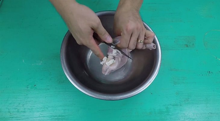 Step 1 Prepare the pig intestines Stir-fried pig intestines with mixed vegetables