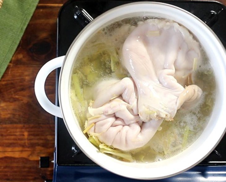 Step 1 Prepare the pig intestines Stir-fried pig intestines with mixed vegetables