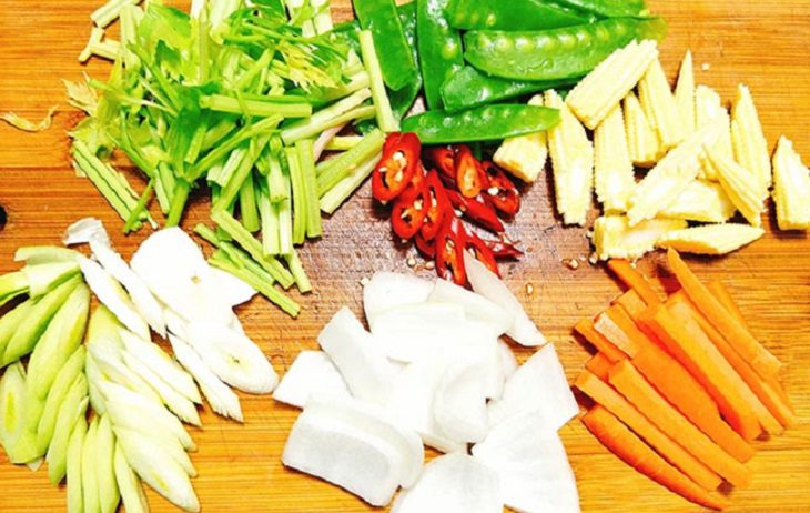 Step 2 Prepare other ingredients Stir-fried pig intestines with mixed vegetables
