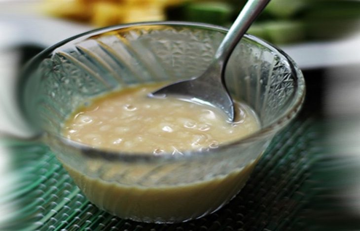 Step 2 Making salad dressing Kiwi fruit salad mixed with mayonnaise