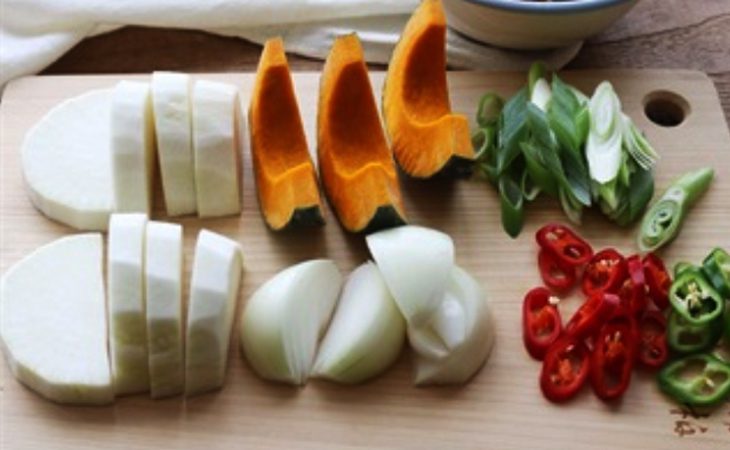 Step 1 Prepare the ingredients for Mackerel Braised with Radish and Pumpkin