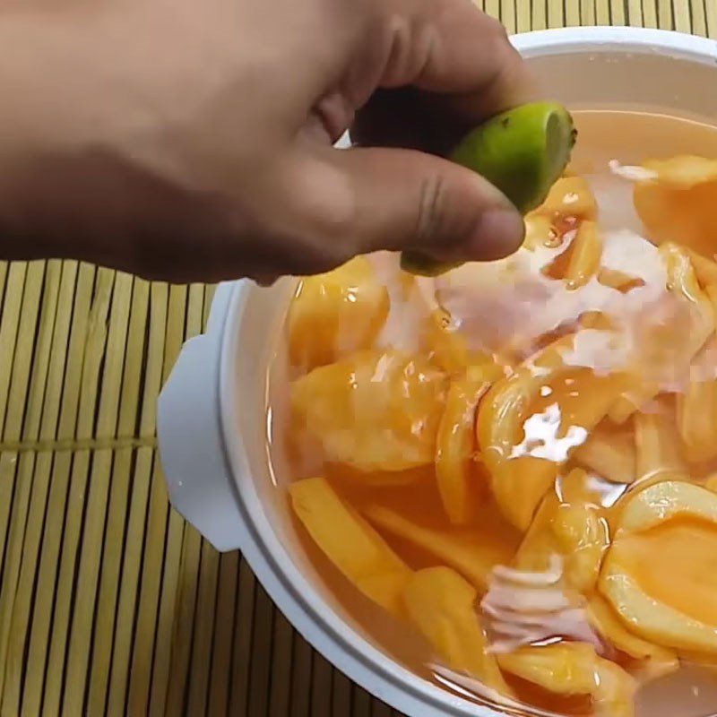 Step 1 Prepare the jackfruit for soft jackfruit jam