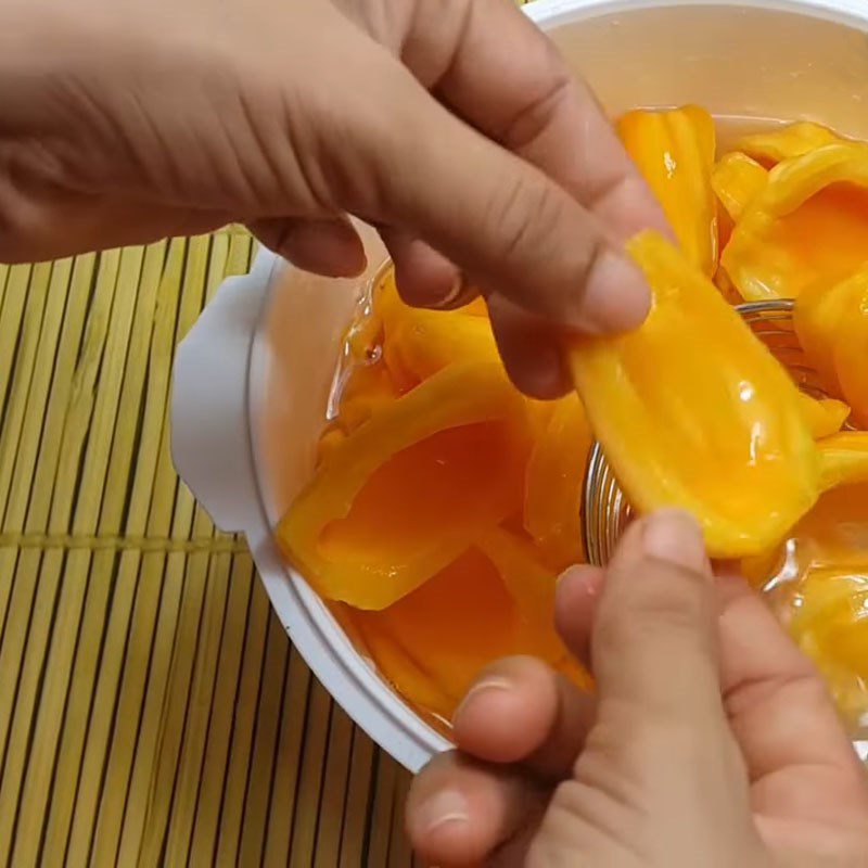 Step 1 Prepare the jackfruit for soft jackfruit jam