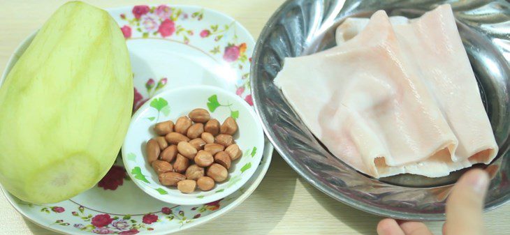 Ingredients for mango salad with pig skin