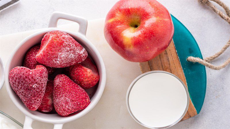 Ingredients for the dish 7 strawberry smoothie recipes