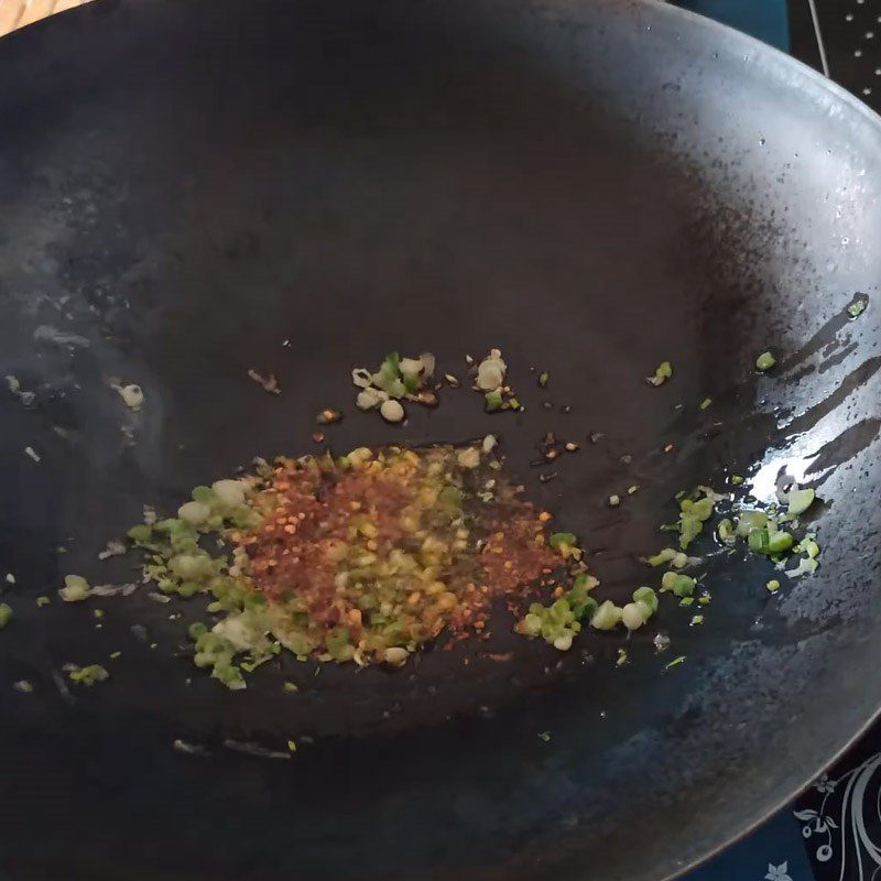 Step 3 Sauté the fish for sour fish soup with starfruit