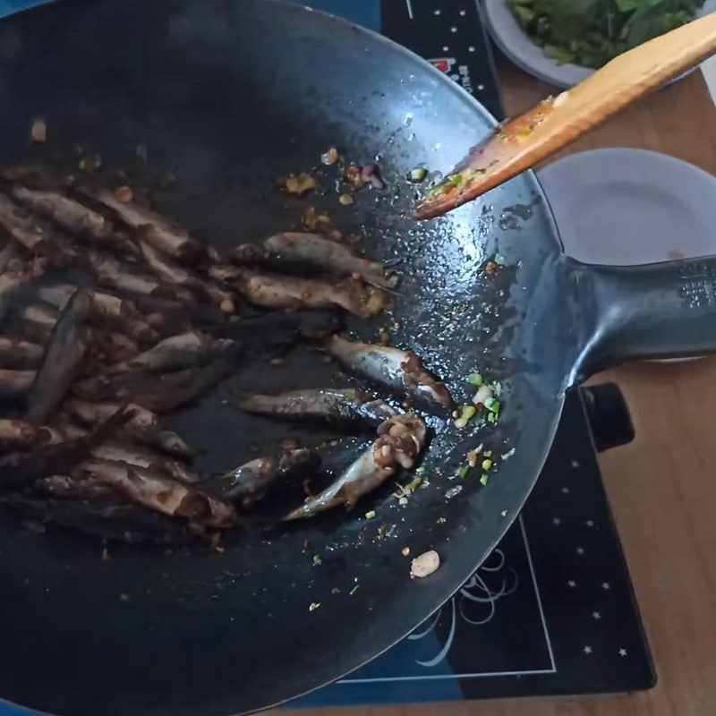 Step 3 Sauté the fish for sour fish soup with starfruit