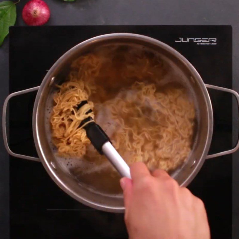 Step 3 Blanch the noodles for mixed noodles with beef balls
