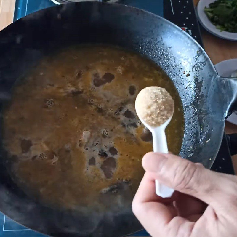 Step 4 Cook the soup for sour fish soup with starfruit