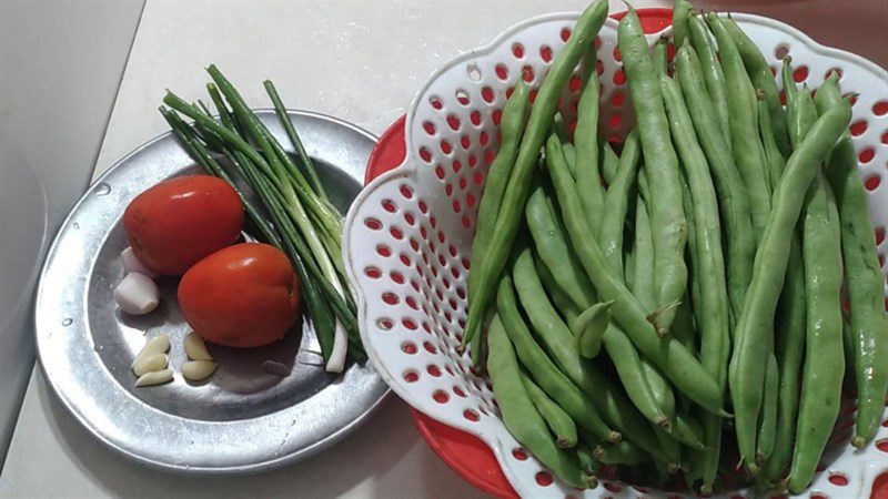 Ingredients for the dish of stir-fried green beans with tomatoes