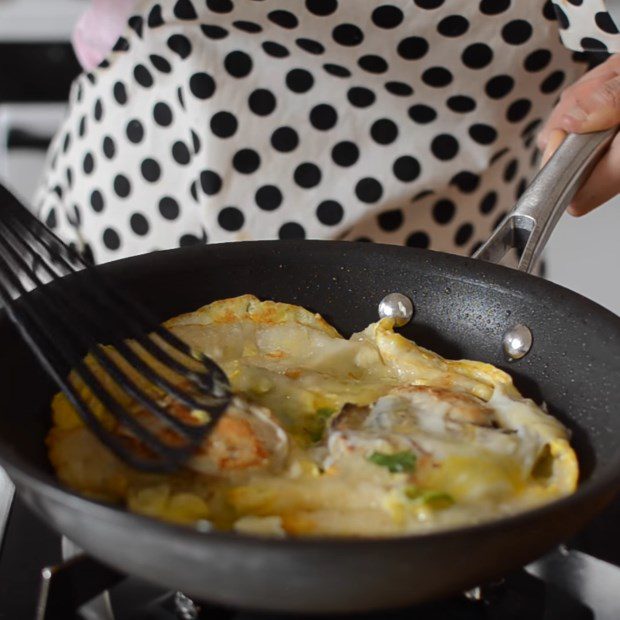 Step 3 Fry oysters with potato flour and eggs for Taiwanese Fried Oyster