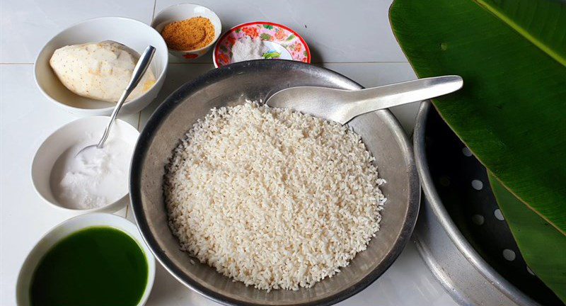 Ingredients for sticky taro with pandan leaves