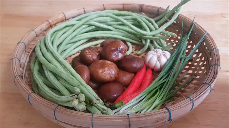 Ingredients for stir-fried green beans