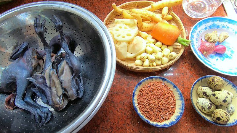 Ingredients for black chicken stew with ginseng