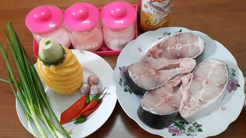 Ingredients for the dish with 2 methods of making fragrant and salty braised snakehead fish